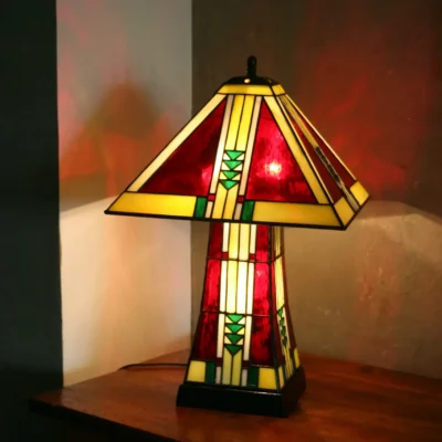 Lampe Art Déco Tiffany en vitrail rouge et multicolore, fabriquée à la main, avec socle en chêne massif sculpté.