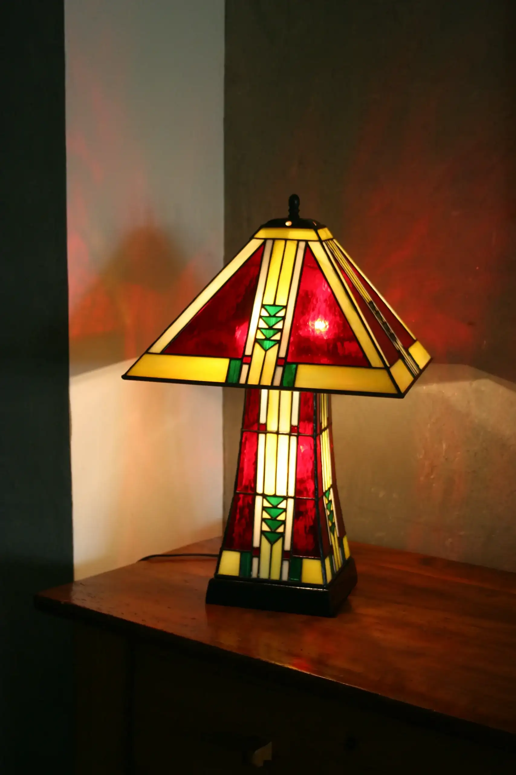 Lampe Art Déco Tiffany en vitrail rouge et multicolore, fabriquée à la main, avec socle en chêne massif sculpté.
