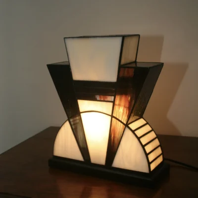 Lampe artisanale en verre opalescent blanc et pourpre, striée de vert et de bleu, à l’aspect poudré et légèrement vieilli, diffusant une lumière douce et chaleureuse.