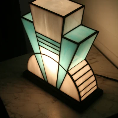 Lampe artisanale en verre opalescent blanc et bleu turquoise, finition antique, sur socle en chêne massif sculpté noir.