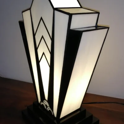Très grande lampe Art Déco Tiffany XL en vitrail noir et blanc, verre opalescent fusing et socle en chêne massif sculpté
