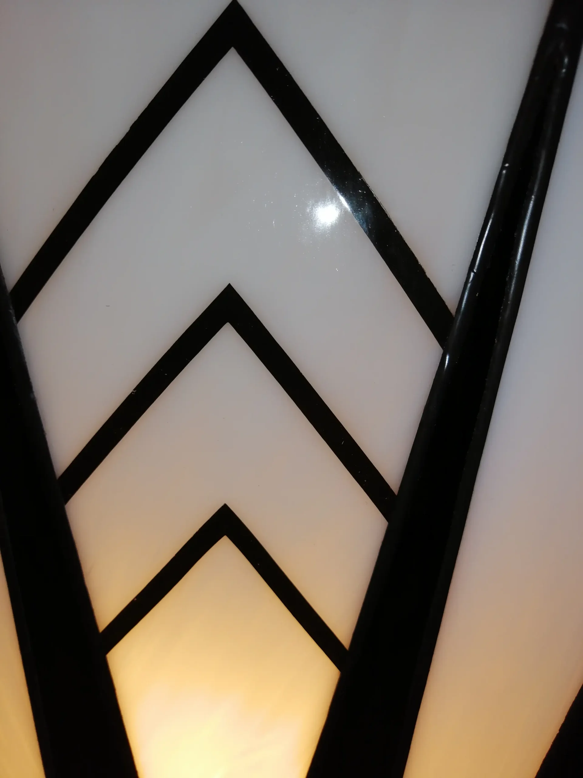 Très grande lampe Art Déco Tiffany XL en vitrail noir et blanc, verre opalescent fusing et socle en chêne massif sculpté