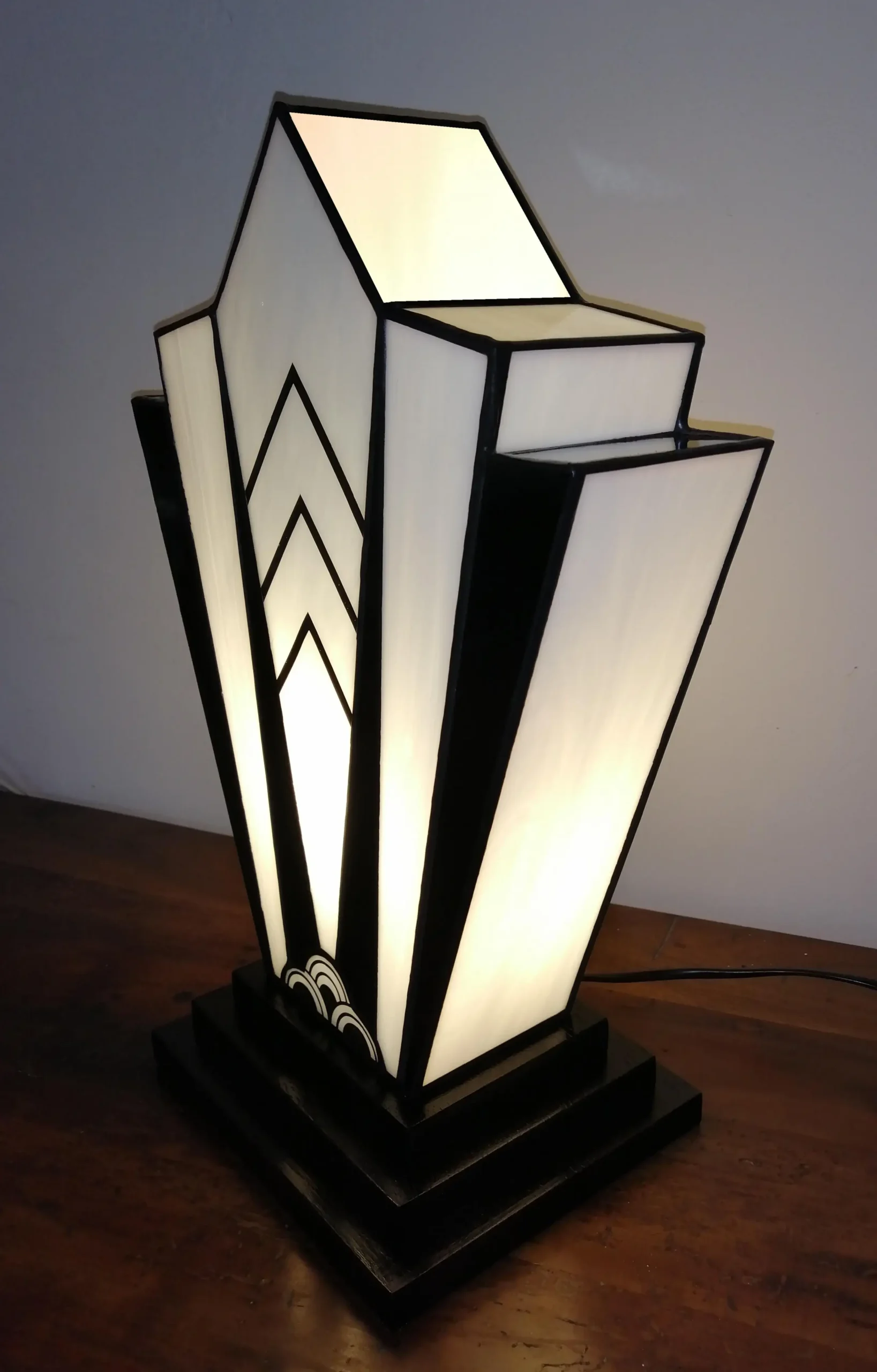 Très grande lampe Art Déco Tiffany XL en vitrail noir et blanc, verre opalescent fusing et socle en chêne massif sculpté