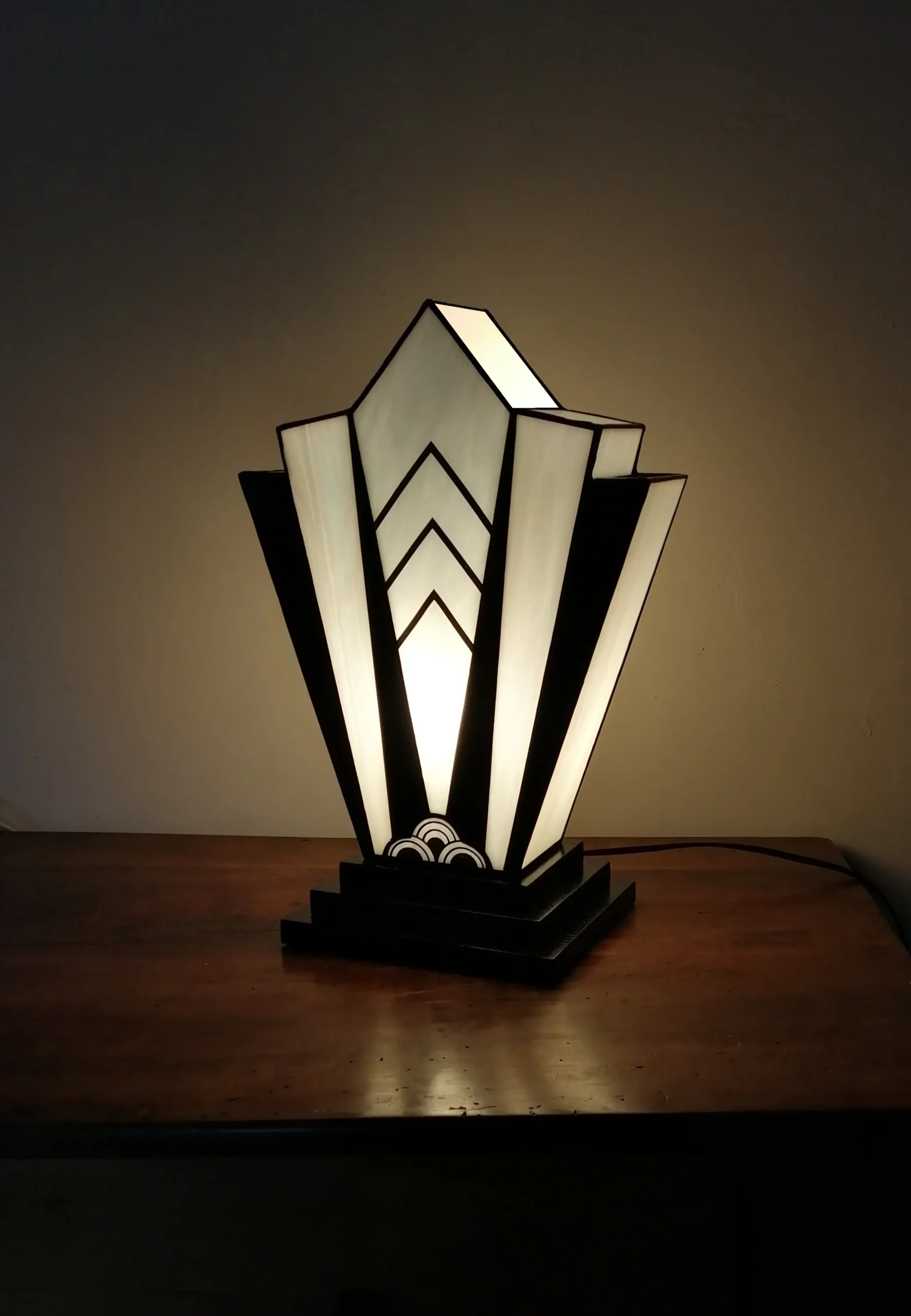 Très grande lampe Art Déco Tiffany XL en vitrail noir et blanc, verre opalescent fusing et socle en chêne massif sculpté