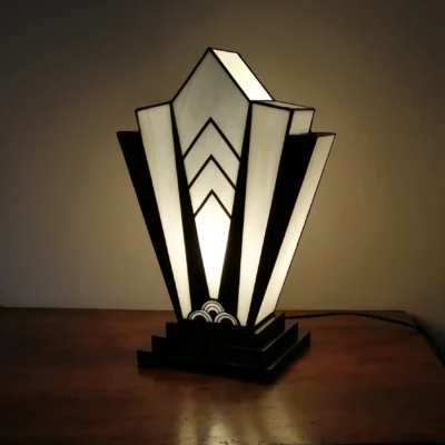 Très grande lampe Art Déco Tiffany XL en vitrail noir et blanc, verre opalescent fusing et socle en chêne massif sculpté