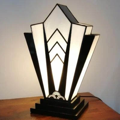 Très grande lampe Art Déco Tiffany XL en vitrail noir et blanc, verre opalescent fusing et socle en chêne massif sculpté