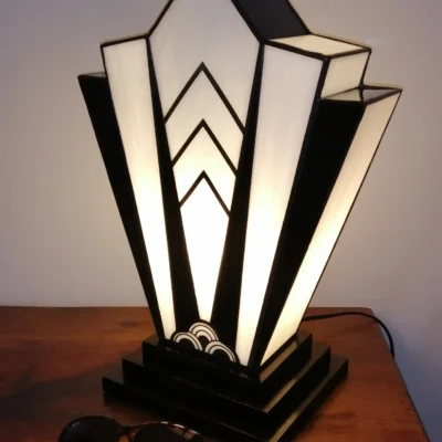 Très grande lampe Art Déco Tiffany XL en vitrail noir et blanc, verre opalescent fusing et socle en chêne massif sculpté