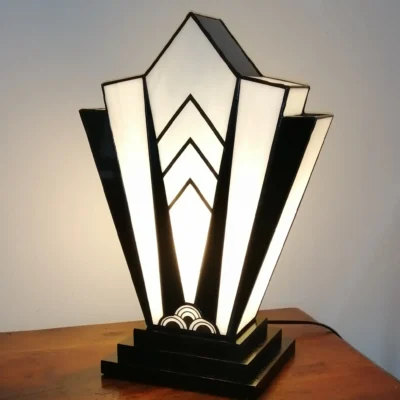 Très grande lampe Art Déco Tiffany XL en vitrail noir et blanc, verre opalescent fusing et socle en chêne massif sculpté