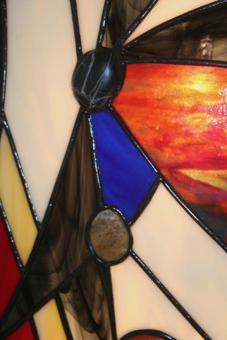 Détail d'applique murale contemporaine en vitrail Tiffany