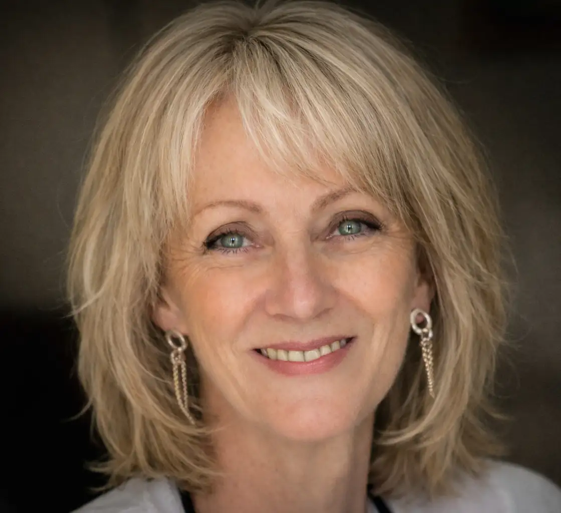 Portrait de Catherine Vidal, artiste verrier spécialisée dans la création de vitraux artisanaux