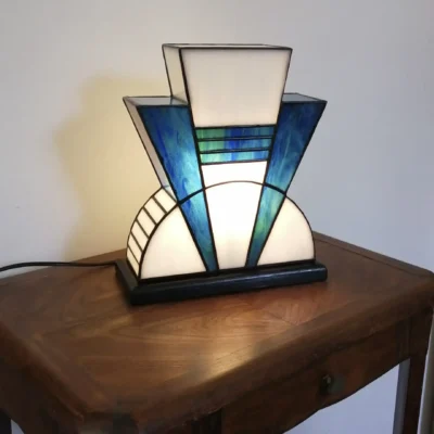 Lampe Art Déco en vitrail Tiffany blanc pur et bleu lagon, faite main, avec socle en chêne massif noir, éclairage décoratif artisanal.