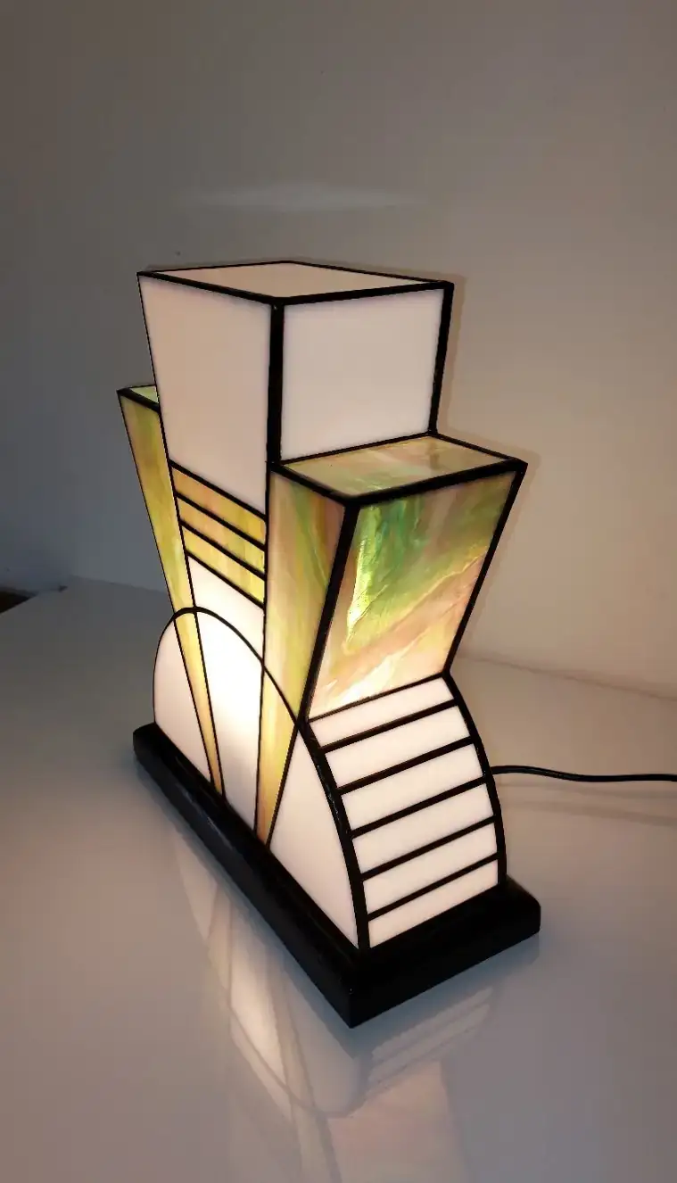 Lampe Art Déco vitrail Tiffany 1926 Boréale multicolore, verre opalescent vert, rose, turquoise et blanc, socle en chêne massif noir patiné, fabrication artisanale française.