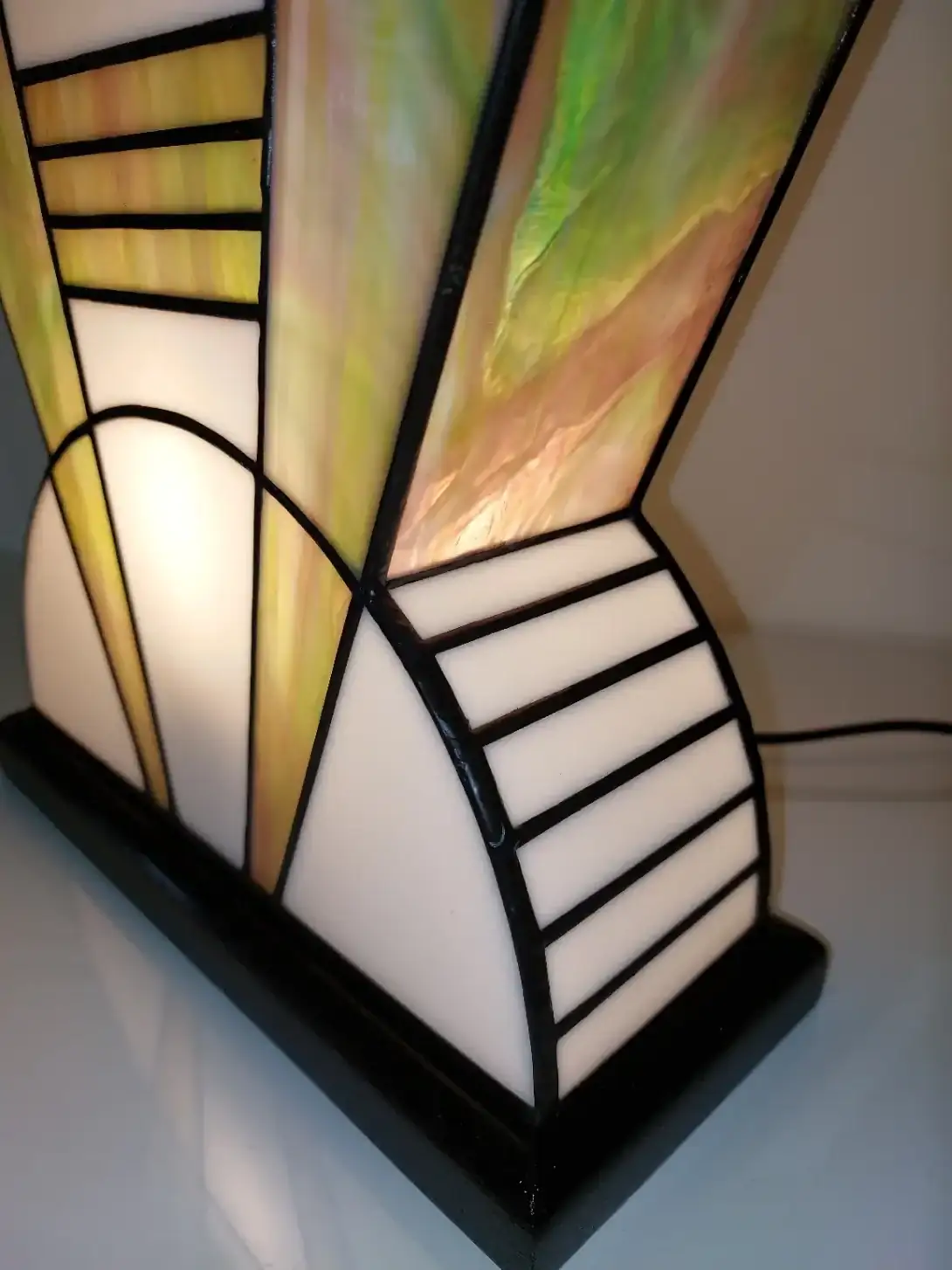 Lampe Art Déco vitrail Tiffany 1926 Boréale multicolore, verre opalescent vert, rose, turquoise et blanc, socle en chêne massif noir patiné, fabrication artisanale française.