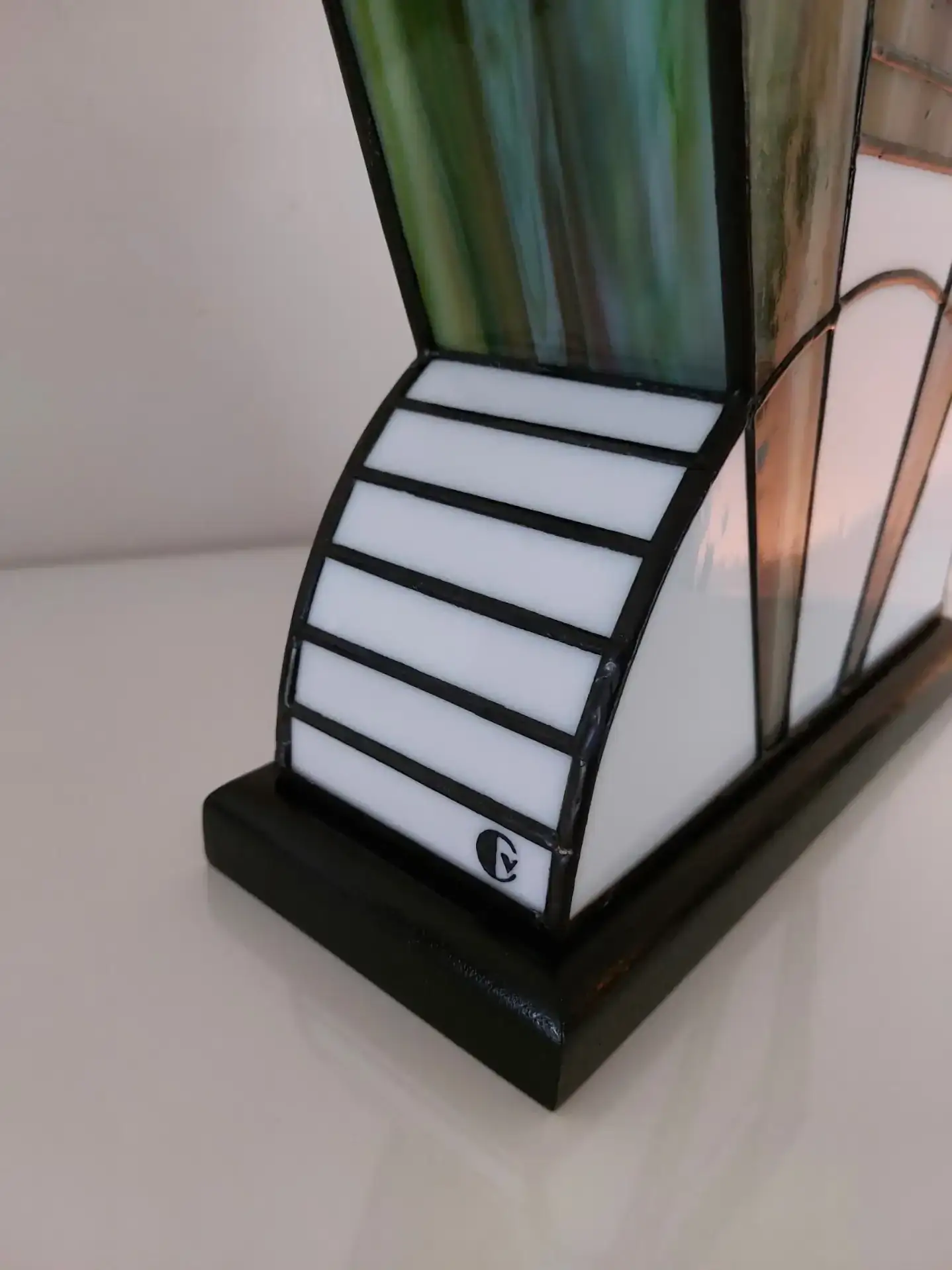 Lampe Art Déco vitrail Tiffany 1926 Boréale multicolore, verre opalescent vert, rose, turquoise et blanc, socle en chêne massif noir patiné, fabrication artisanale française.