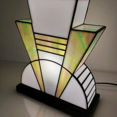 Lampe Art Déco vitrail Tiffany 1926 Boréale multicolore, verre opalescent vert, rose, turquoise et blanc, socle en chêne massif noir patiné, fabrication artisanale française.