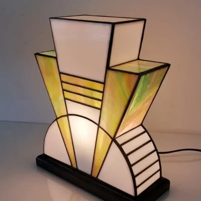 Lampe Art Déco vitrail Tiffany 1926 Boréale multicolore, verre opalescent vert, rose, turquoise et blanc, socle en chêne massif noir patiné, fabrication artisanale française.