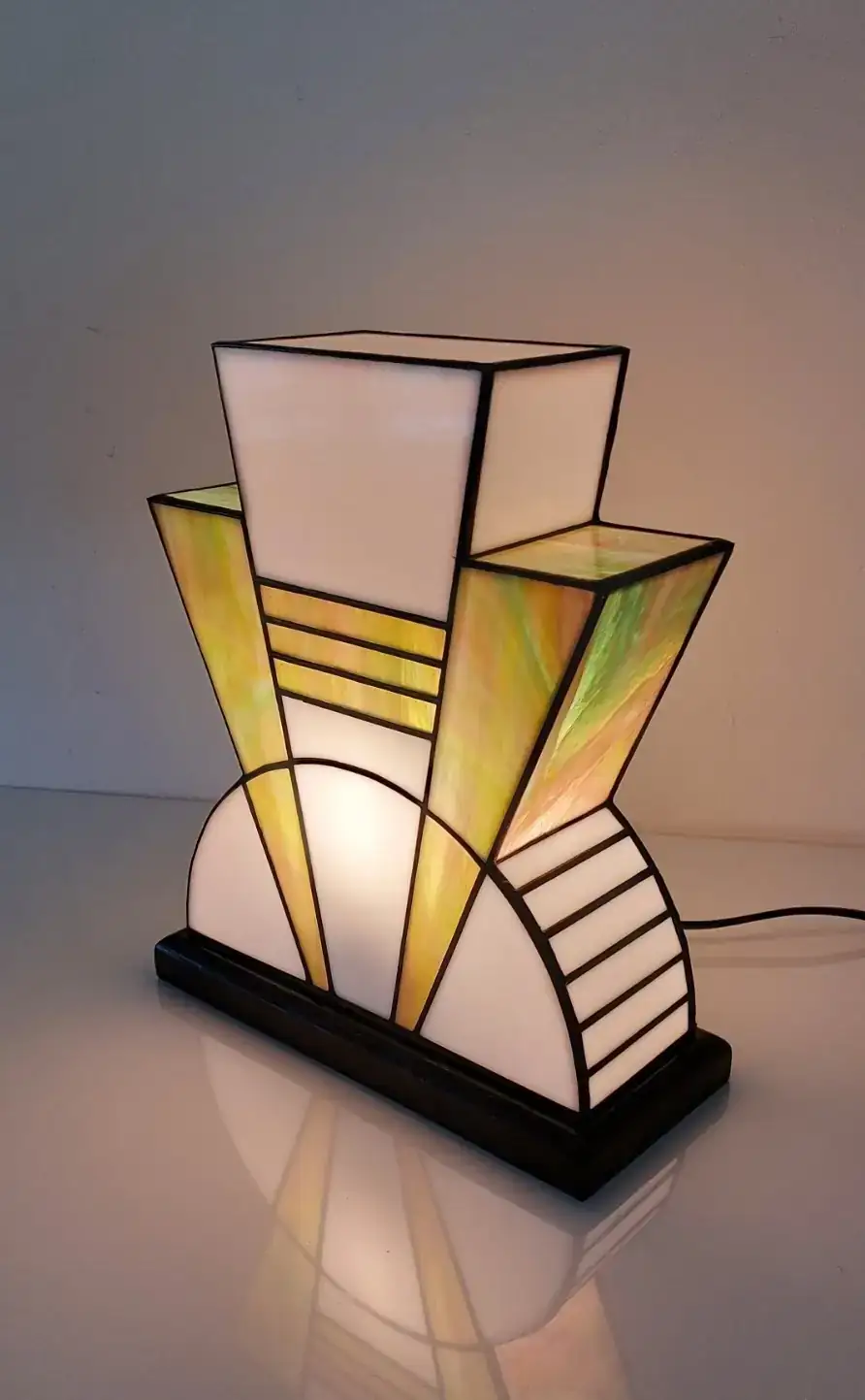 Lampe Art Déco vitrail Tiffany 1926 Boréale multicolore, verre opalescent vert, rose, turquoise et blanc, socle en chêne massif noir patiné, fabrication artisanale française.