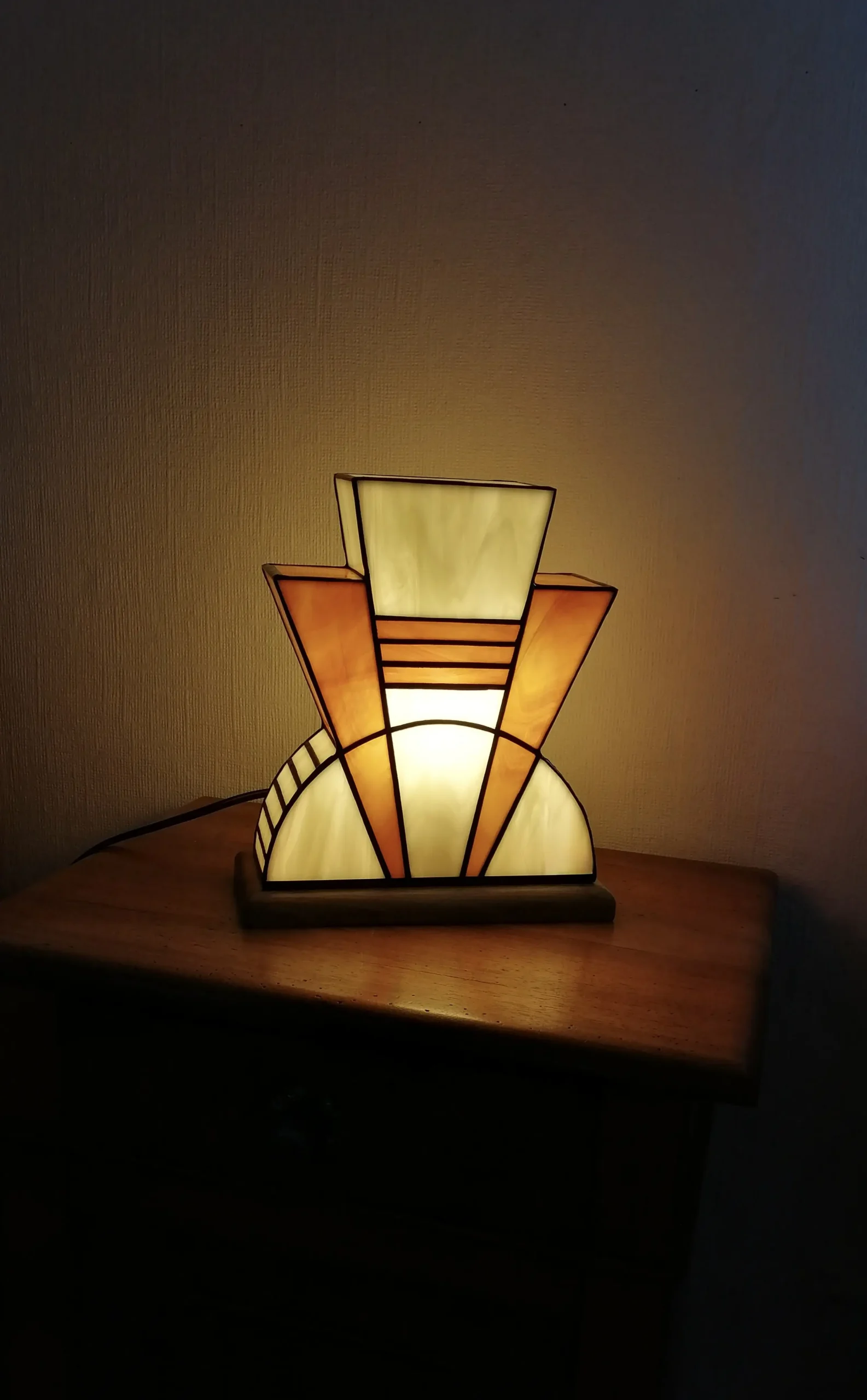 Lampe Art Déco en vitrail Tiffany Honey, verres opalescents ivoire et miel strié caramel, socle en chêne massif doré, création artisanale faite main.