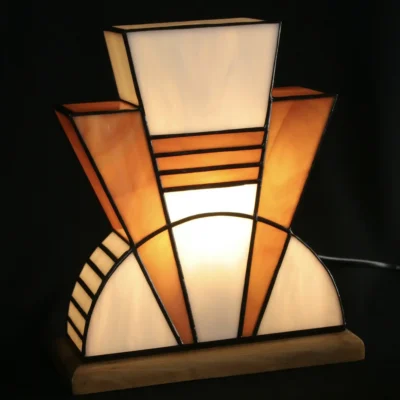 Lampe Art Déco en vitrail Tiffany Honey, verres opalescents ivoire et miel strié caramel, socle en chêne massif doré, création artisanale faite main.