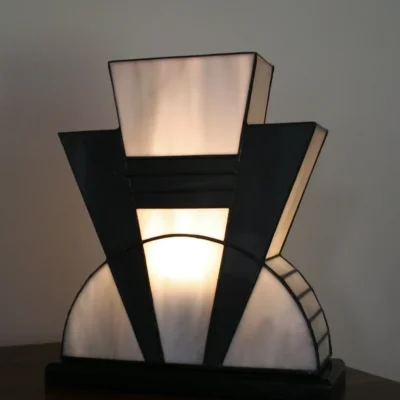 Lampe Art Déco en vitrail Tiffany Mineral gris clair et gris foncé, faite main, avec socle en chêne massif noir et soudures patinées noires.