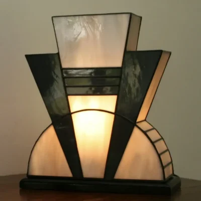 Lampe Art Déco en vitrail Tiffany Mineral gris clair et gris foncé, faite main, avec socle en chêne massif noir et soudures patinées noires.