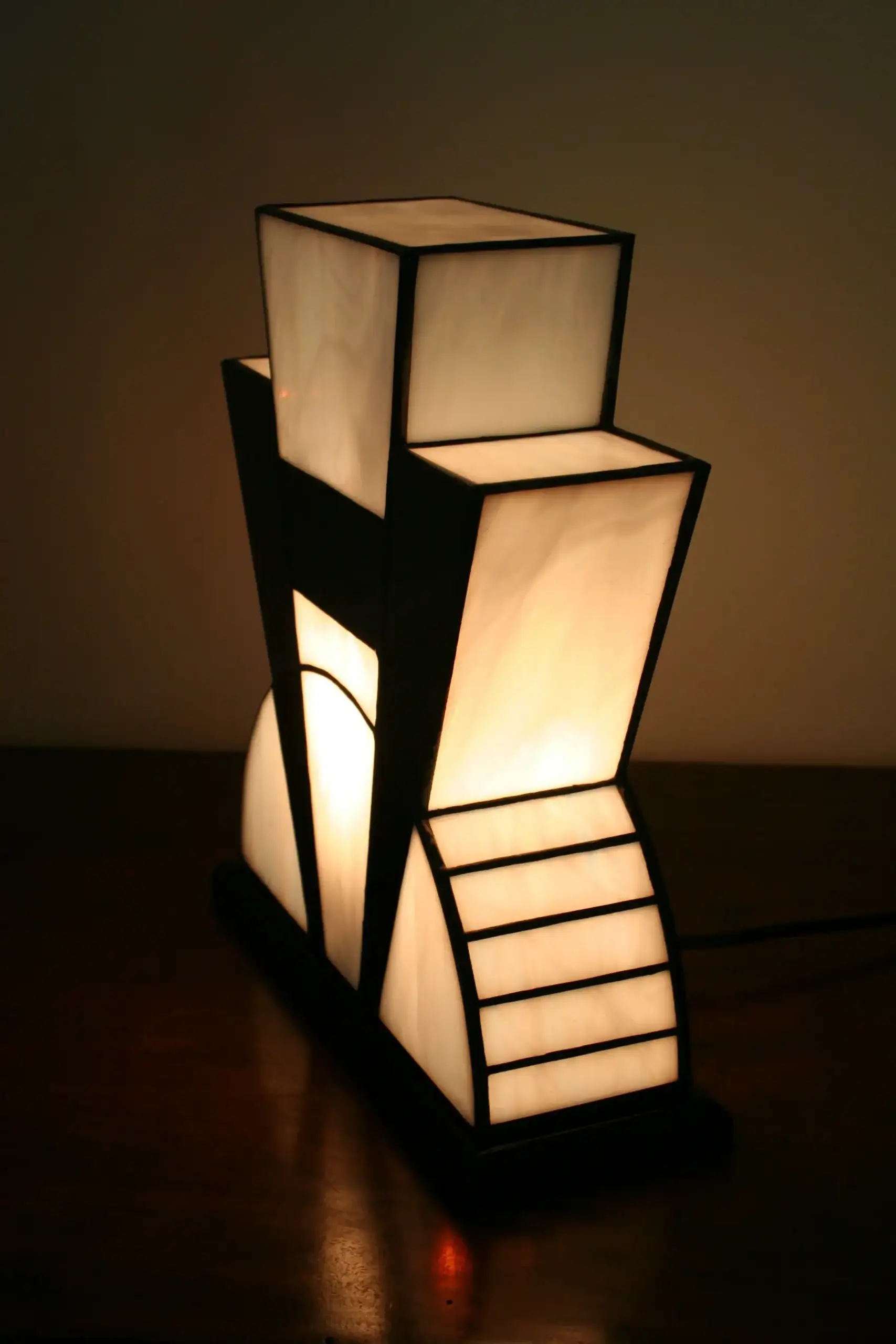 Lampe Art Déco vitrail Tiffany 1926 Noir et Blanc, verre opalescent blanc pur et noir opaque brillant, socle en chêne massif noir patiné, fabrication artisanale française.