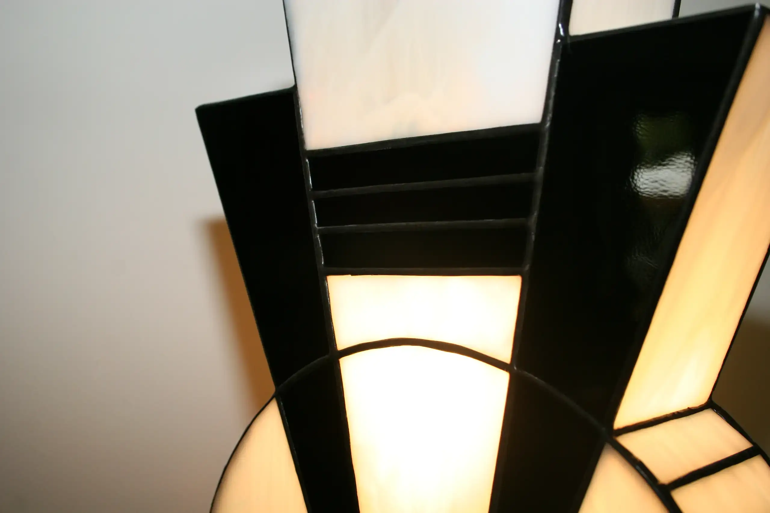 Lampe Art Déco vitrail Tiffany 1926 Noir et Blanc, verre opalescent blanc pur et noir opaque brillant, socle en chêne massif noir patiné, fabrication artisanale française.