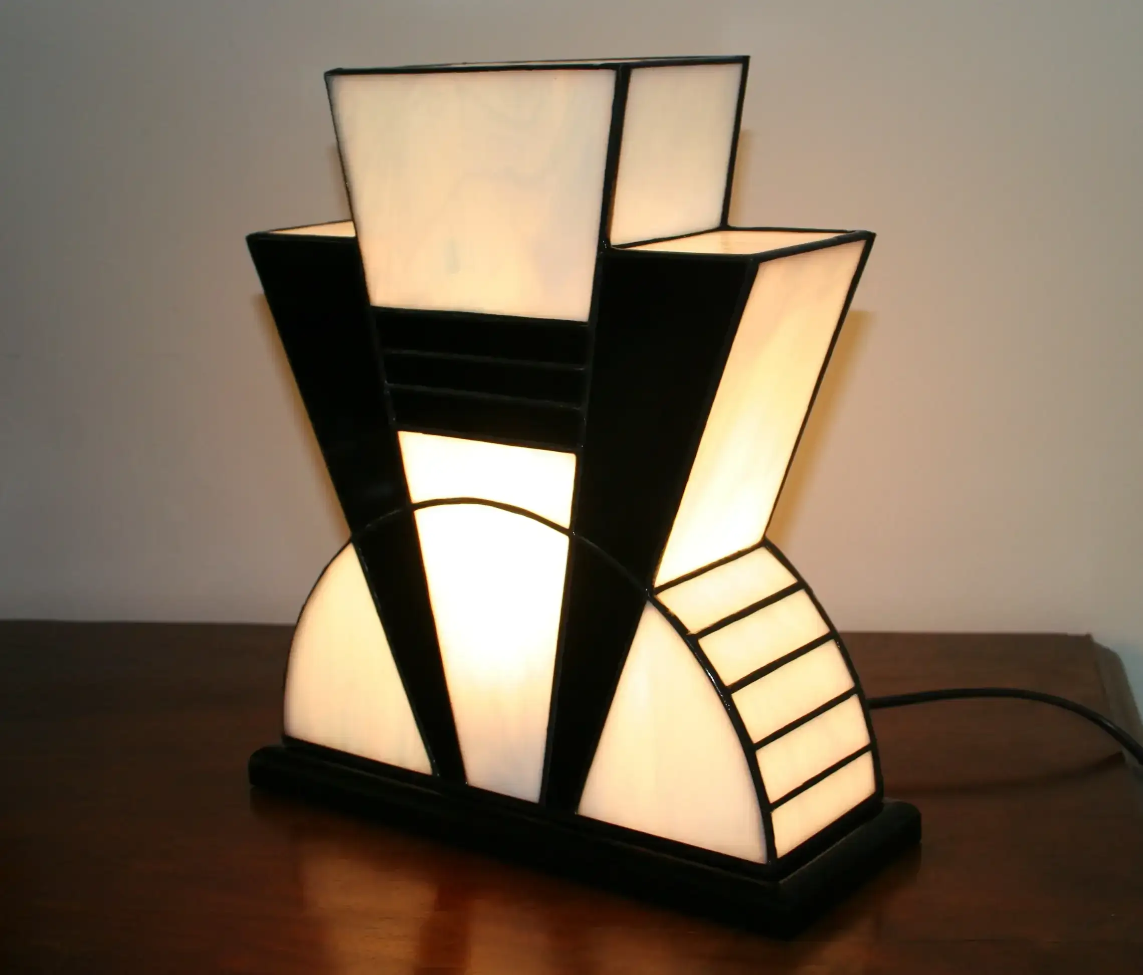 Lampe Art Déco vitrail Tiffany 1926 Noir et Blanc, verre opalescent blanc pur et noir opaque brillant, socle en chêne massif noir patiné, fabrication artisanale française.