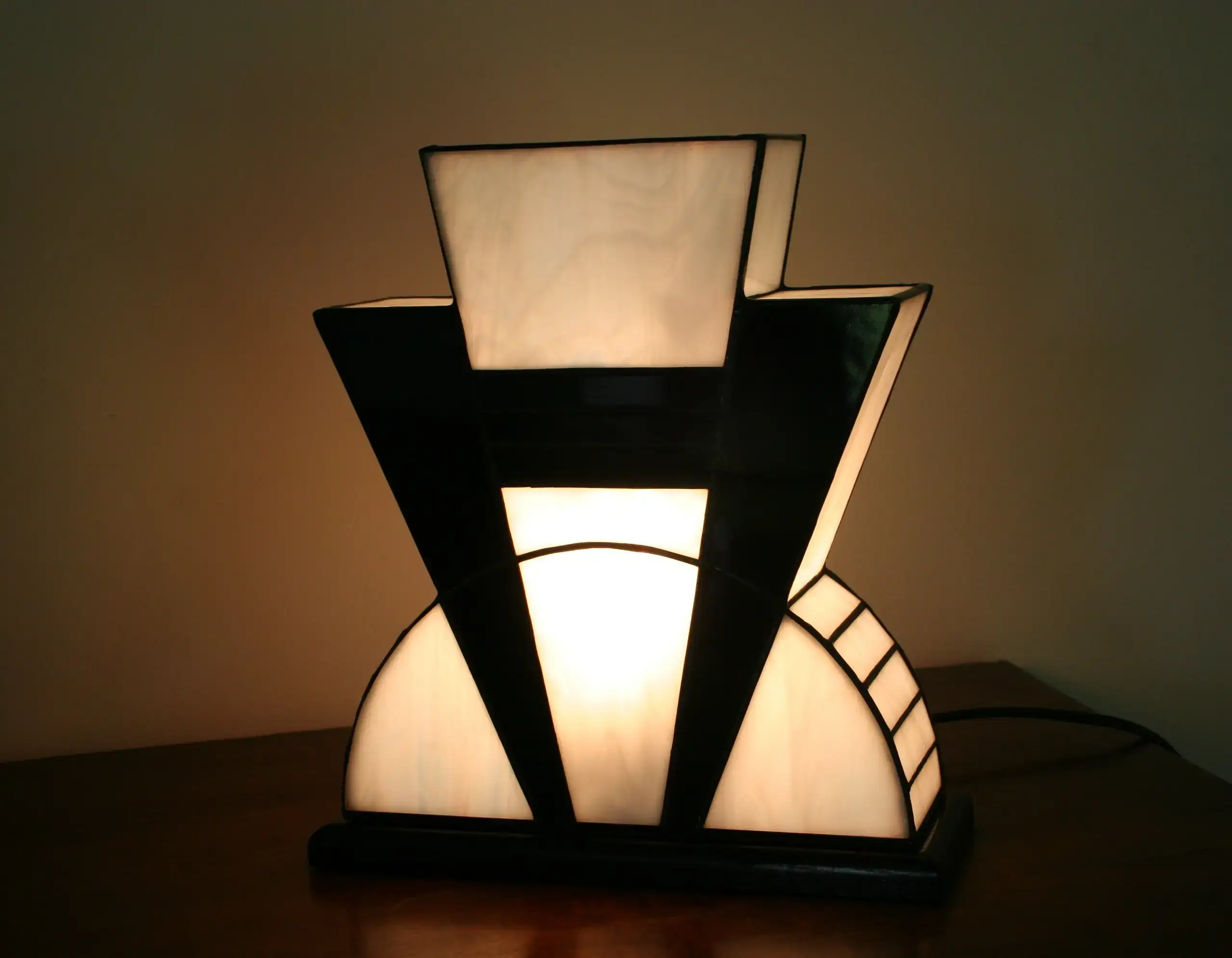 Lampe Art Déco vitrail Tiffany 1926 Noir et Blanc, verre opalescent blanc pur et noir opaque brillant, socle en chêne massif noir patiné, fabrication artisanale française.