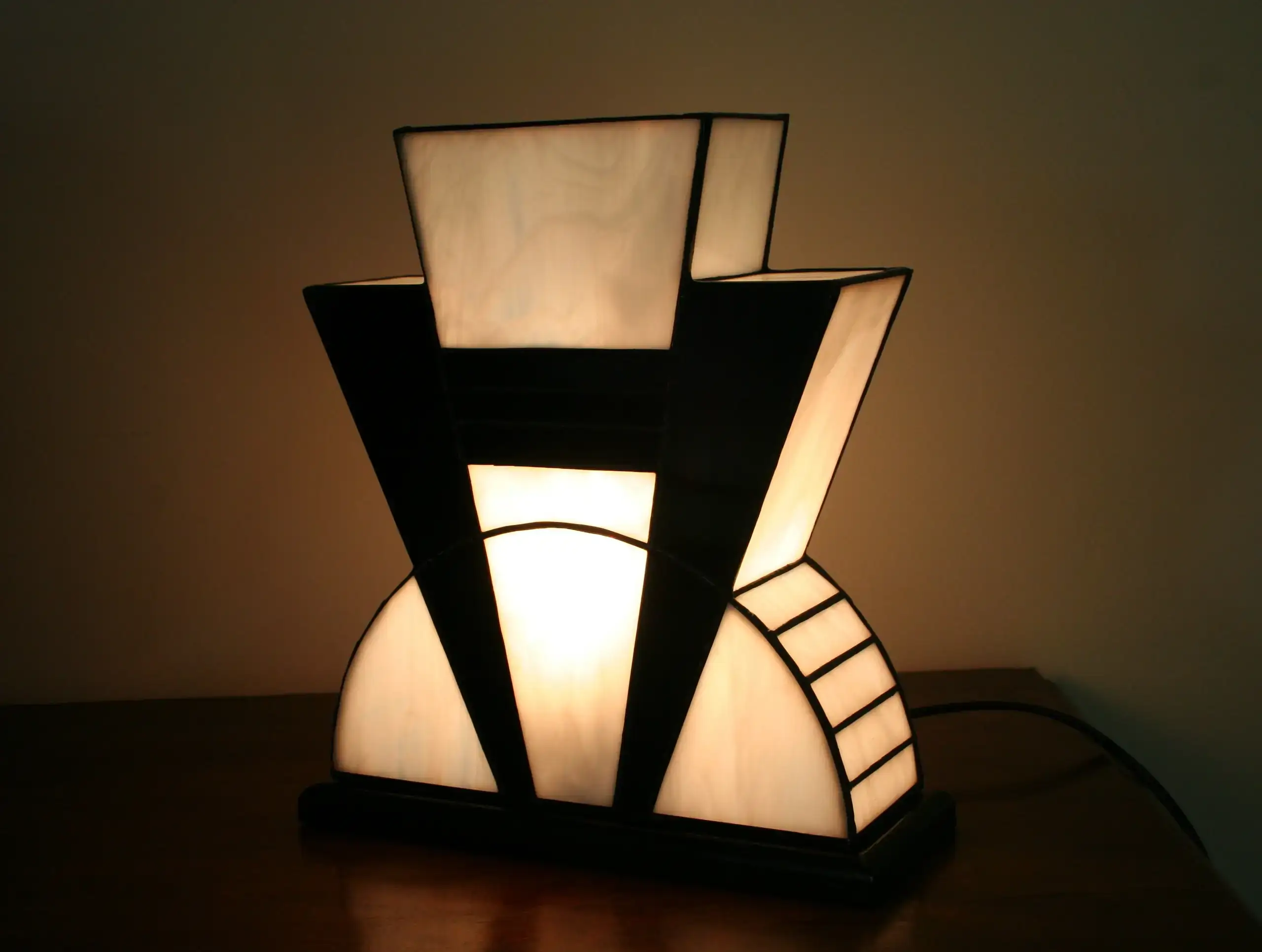 Lampe Art Déco vitrail Tiffany 1926 Noir et Blanc, verre opalescent blanc pur et noir opaque brillant, socle en chêne massif noir patiné, fabrication artisanale française.
