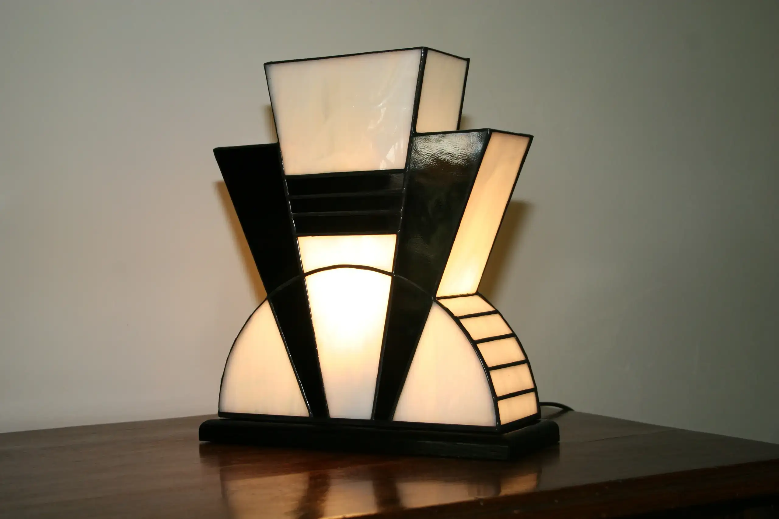 Lampe Art Déco vitrail Tiffany 1926 Noir et Blanc, verre opalescent blanc pur et noir opaque brillant, socle en chêne massif noir patiné, fabrication artisanale française.
