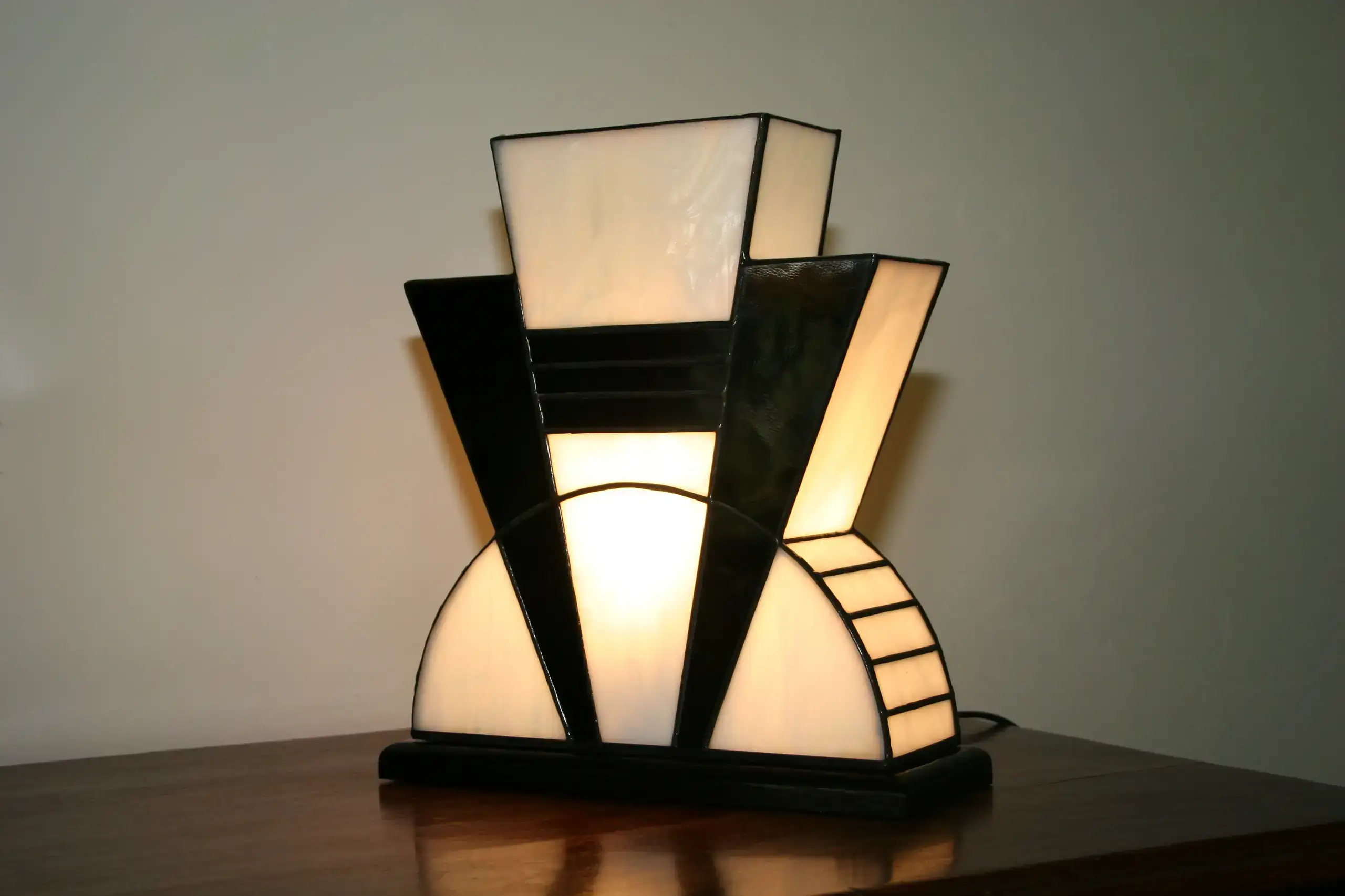 Lampe Art Déco vitrail Tiffany 1926 Noir et Blanc, verre opalescent blanc pur et noir opaque brillant, socle en chêne massif noir patiné, fabrication artisanale française.
