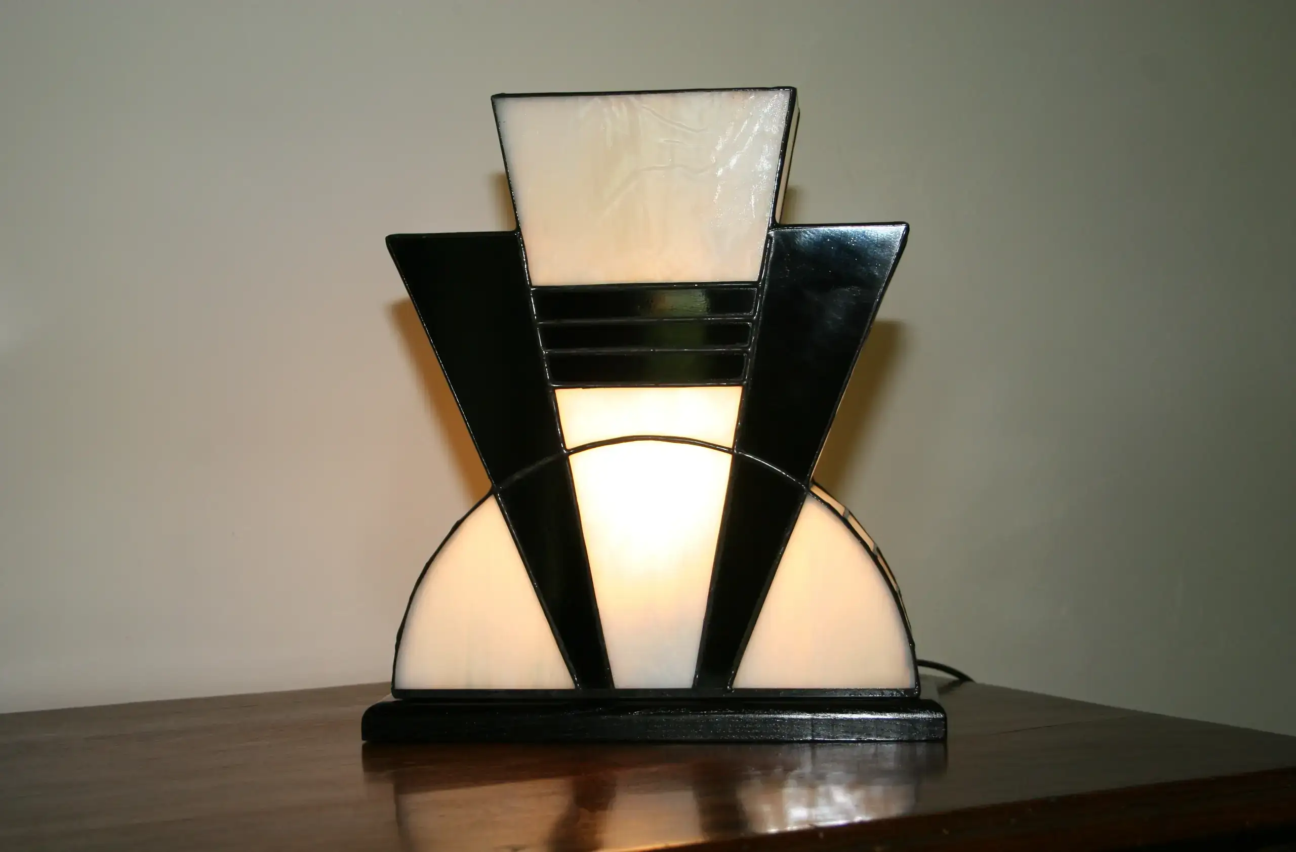 Lampe Art Déco vitrail Tiffany 1926 Noir et Blanc, verre opalescent blanc pur et noir opaque brillant, socle en chêne massif noir patiné, fabrication artisanale française.