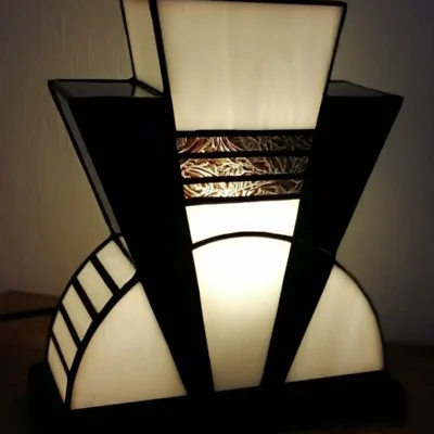 Lampe Art Déco en vitrail Tiffany blanc opalescent et noir glacé avec incrustation dorée à palmettes, socle en chêne massif noir patiné, création artisanale faite main.
