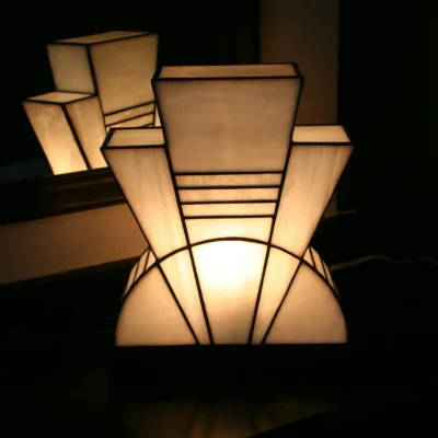 Lampe Art Déco en vitrail Tiffany blanc opalescent, modèle 1926, création artisanale faite main avec socle en chêne massif noir patiné.