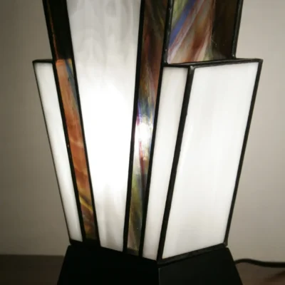 Lampe Art Déco en vitrail Tiffany blanc perle et violet améthyste strié de bleu et vert, socle en chêne massif noir, création artisanale faite main.