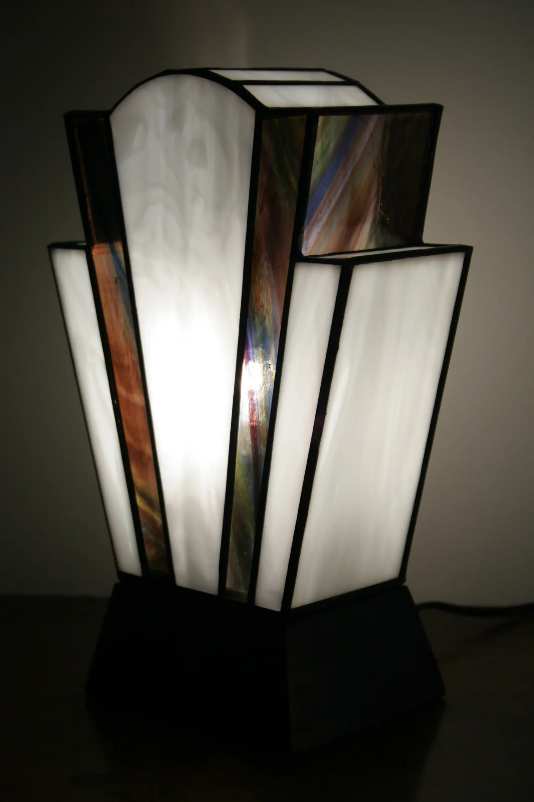 Lampe Art Déco en vitrail Tiffany blanc perle et violet améthyste strié de bleu et vert, socle en chêne massif noir, création artisanale faite main.