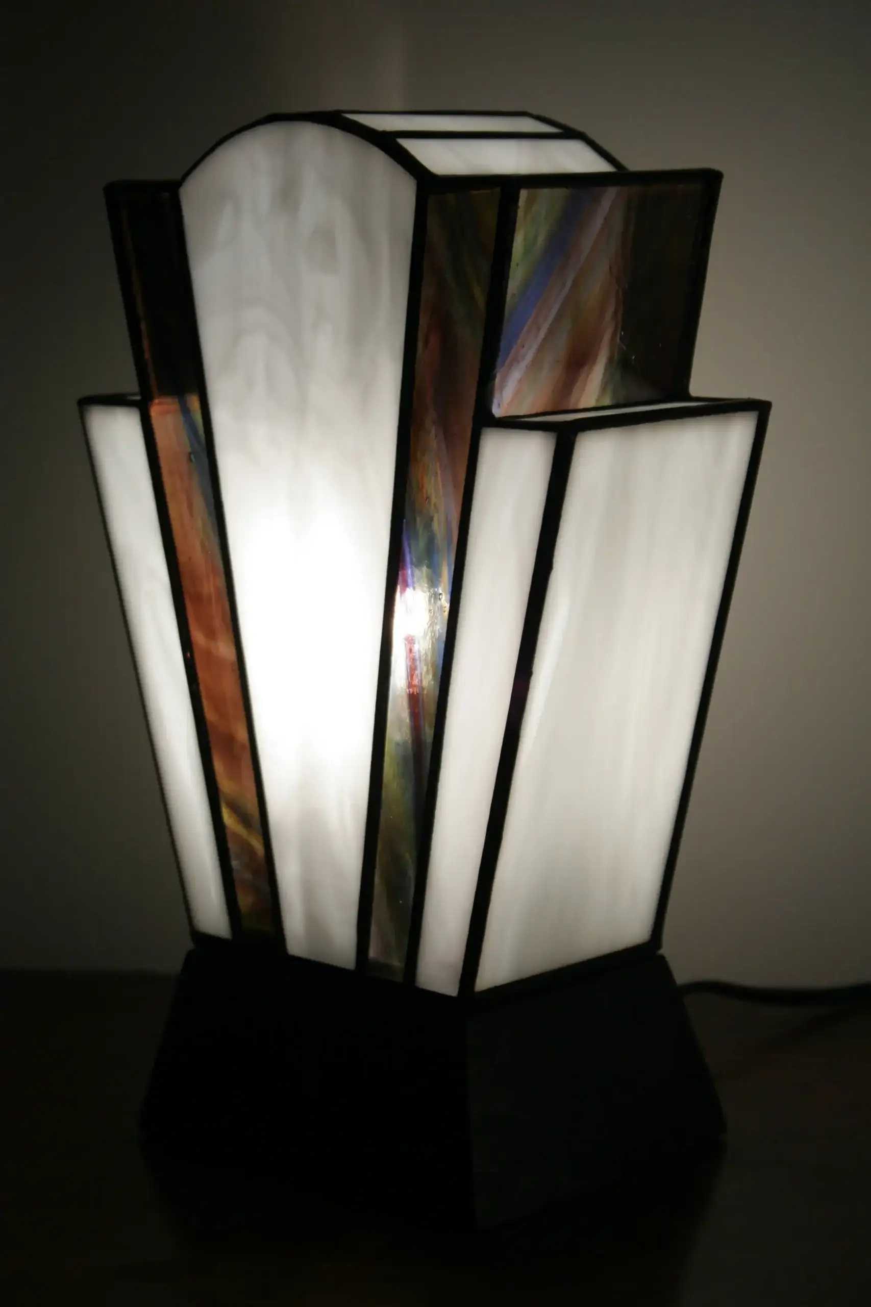 Lampe Art Déco en vitrail Tiffany blanc perle et violet améthyste strié de bleu et vert, socle en chêne massif noir, création artisanale faite main.