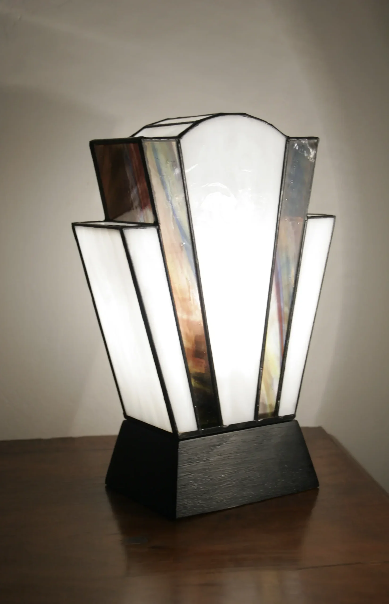 Lampe Art Déco en vitrail Tiffany blanc perle et violet améthyste strié de bleu et vert, socle en chêne massif noir, création artisanale faite main.