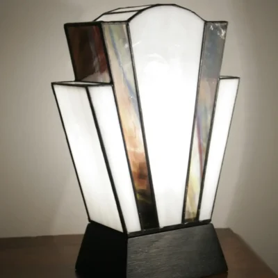 Lampe Art Déco en vitrail Tiffany blanc perle et violet améthyste strié de bleu et vert, socle en chêne massif noir, création artisanale faite main.