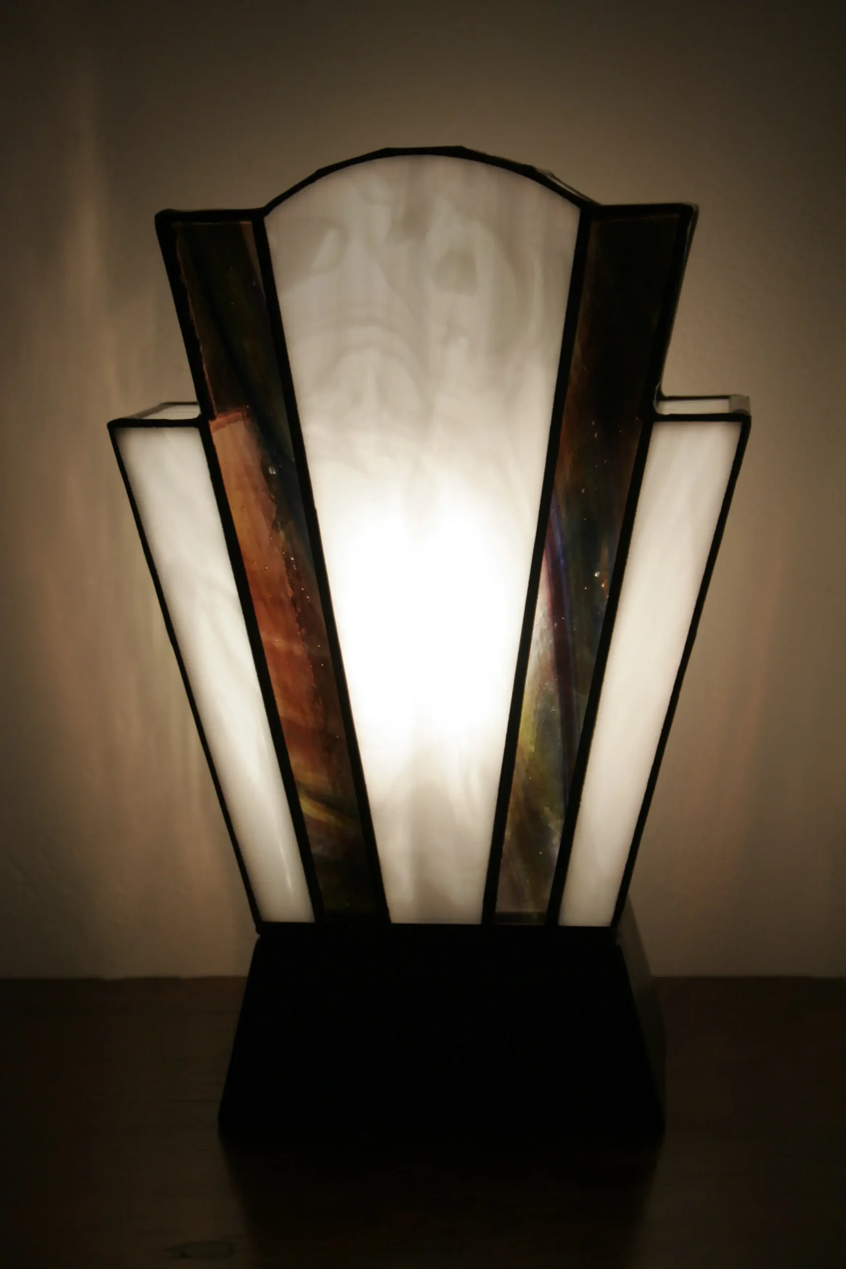 Lampe Art Déco en vitrail Tiffany blanc perle et violet améthyste strié de bleu et vert, socle en chêne massif noir, création artisanale faite main.