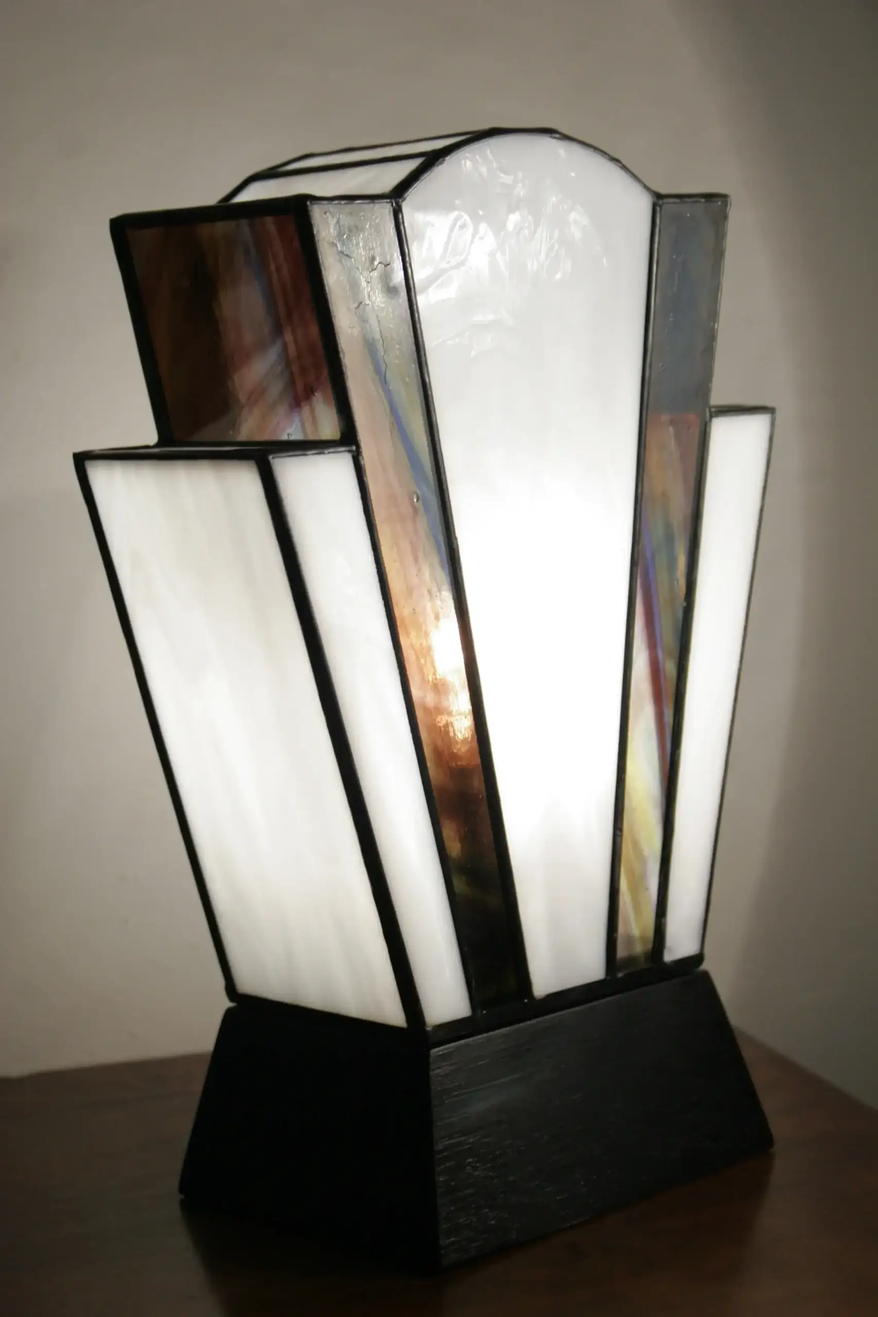 Lampe Art Déco en vitrail Tiffany blanc perle et violet améthyste strié de bleu et vert, socle en chêne massif noir, création artisanale faite main.