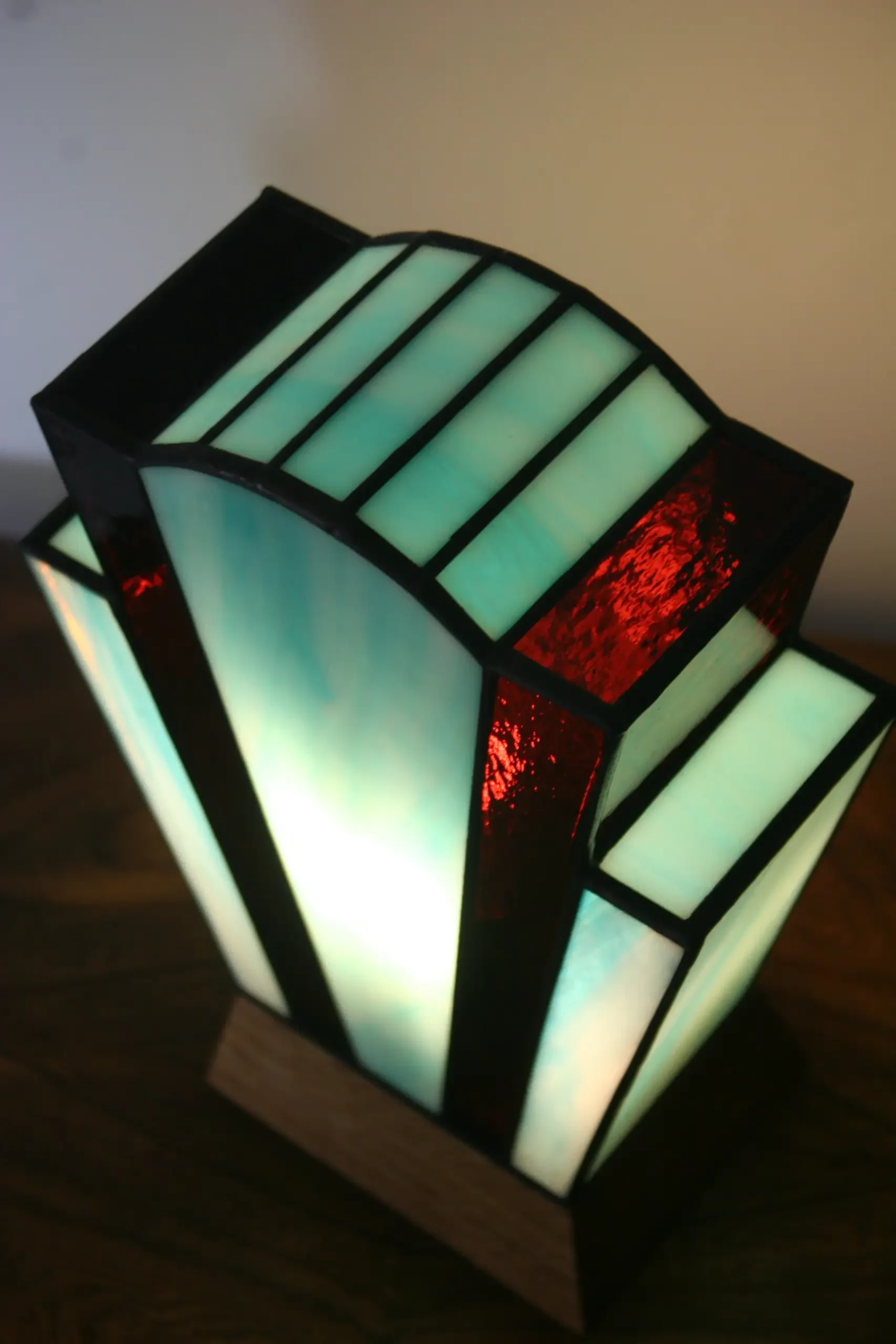 Lampe Art Déco en vitrail Tiffany turquoise lumineux et pourpre profond, socle en chêne massif doré, création artisanale faite main.