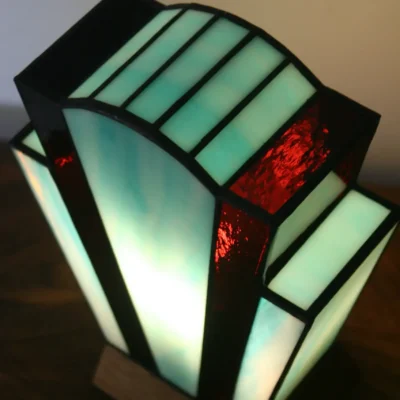 Lampe Art Déco en vitrail Tiffany turquoise lumineux et pourpre profond, socle en chêne massif doré, création artisanale faite main.