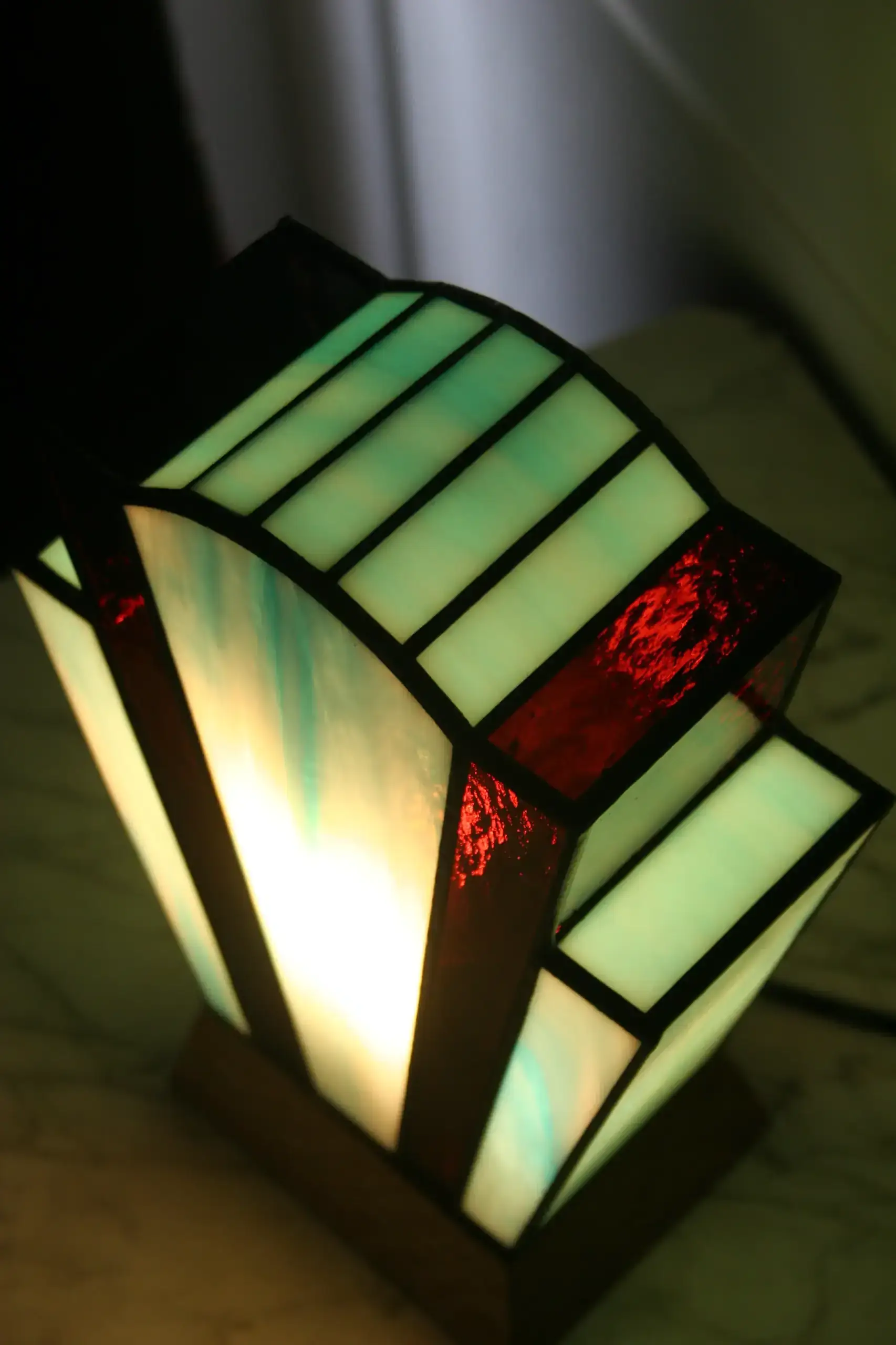 Lampe Art Déco en vitrail Tiffany turquoise lumineux et pourpre profond, socle en chêne massif doré, création artisanale faite main.