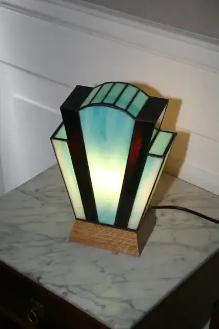 Lampe Art Déco en vitrail Tiffany turquoise lumineux et pourpre profond, socle en chêne massif doré, création artisanale faite main.
