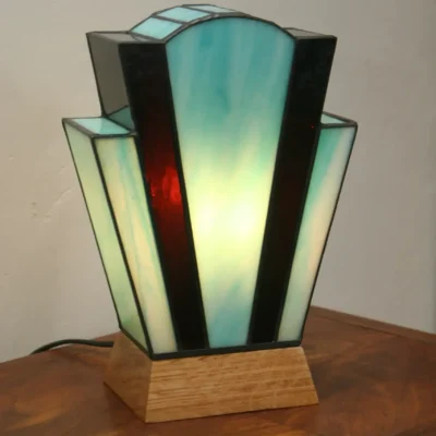 Lampe Art Déco en vitrail Tiffany turquoise lumineux et pourpre profond, socle en chêne massif doré, création artisanale faite main.