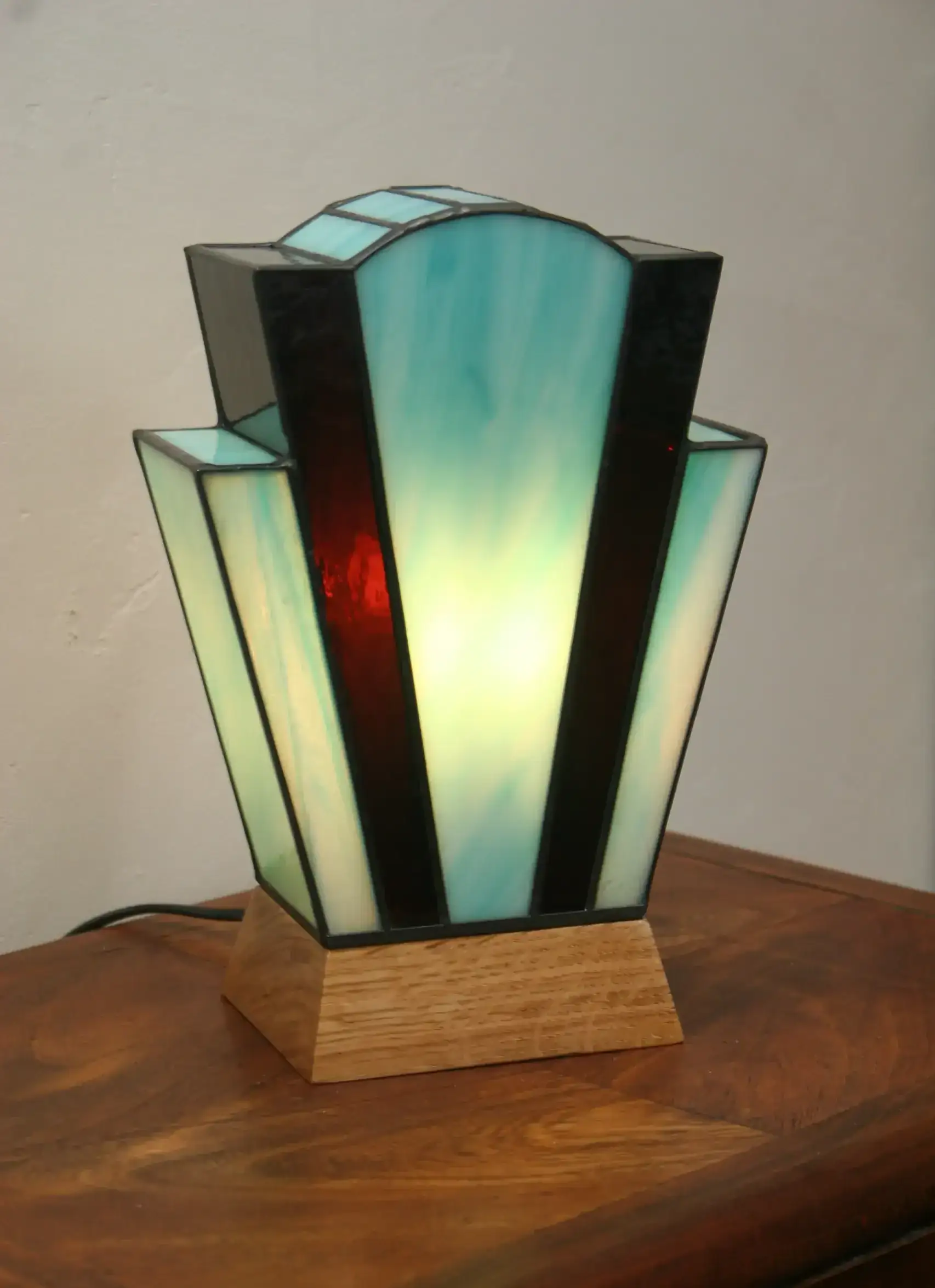 Lampe Art Déco en vitrail Tiffany turquoise lumineux et pourpre profond, socle en chêne massif doré, création artisanale faite main.