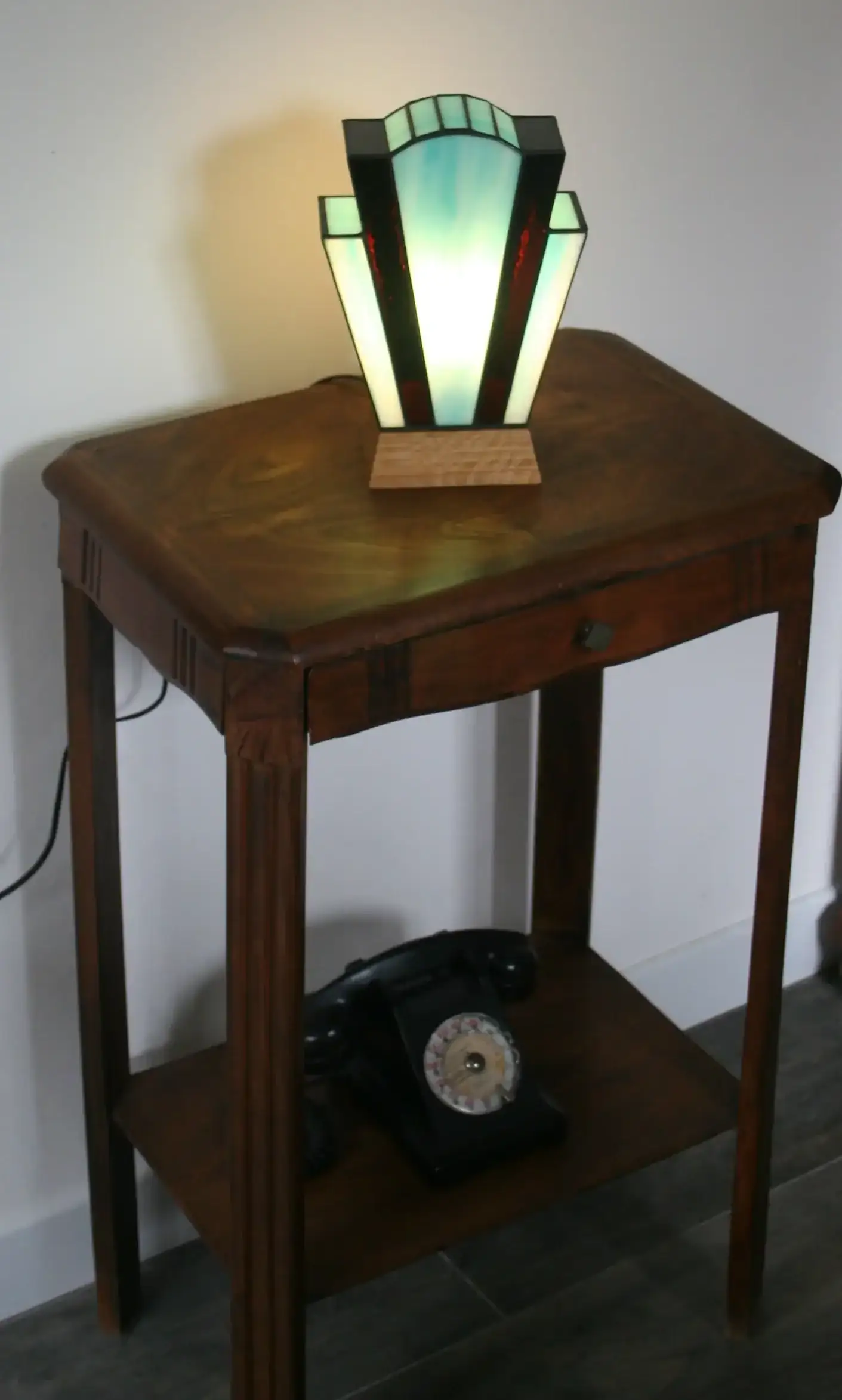 Lampe Art Déco en vitrail Tiffany turquoise lumineux et pourpre profond, socle en chêne massif doré, création artisanale faite main.