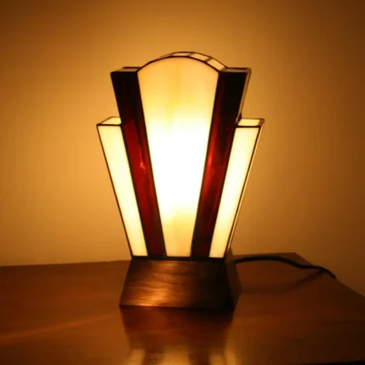 Lampe Art Déco en vitrail Tiffany ivoire flammé brun et chocolat noir sur socle en chêne massif sculpté, création artisanale française.